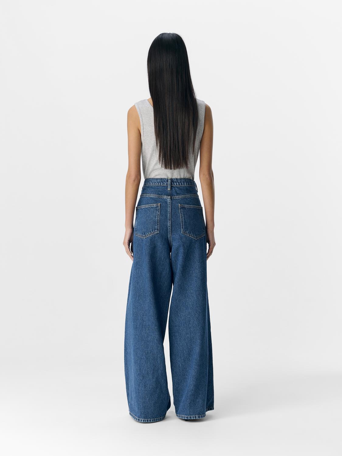 model_shot-back