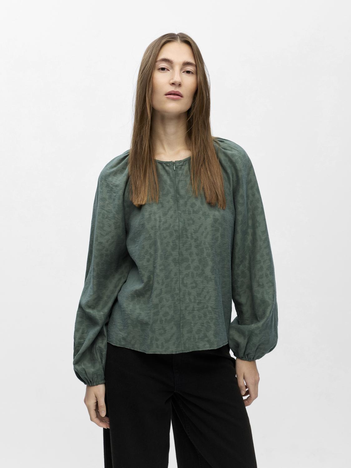 model_shot-front