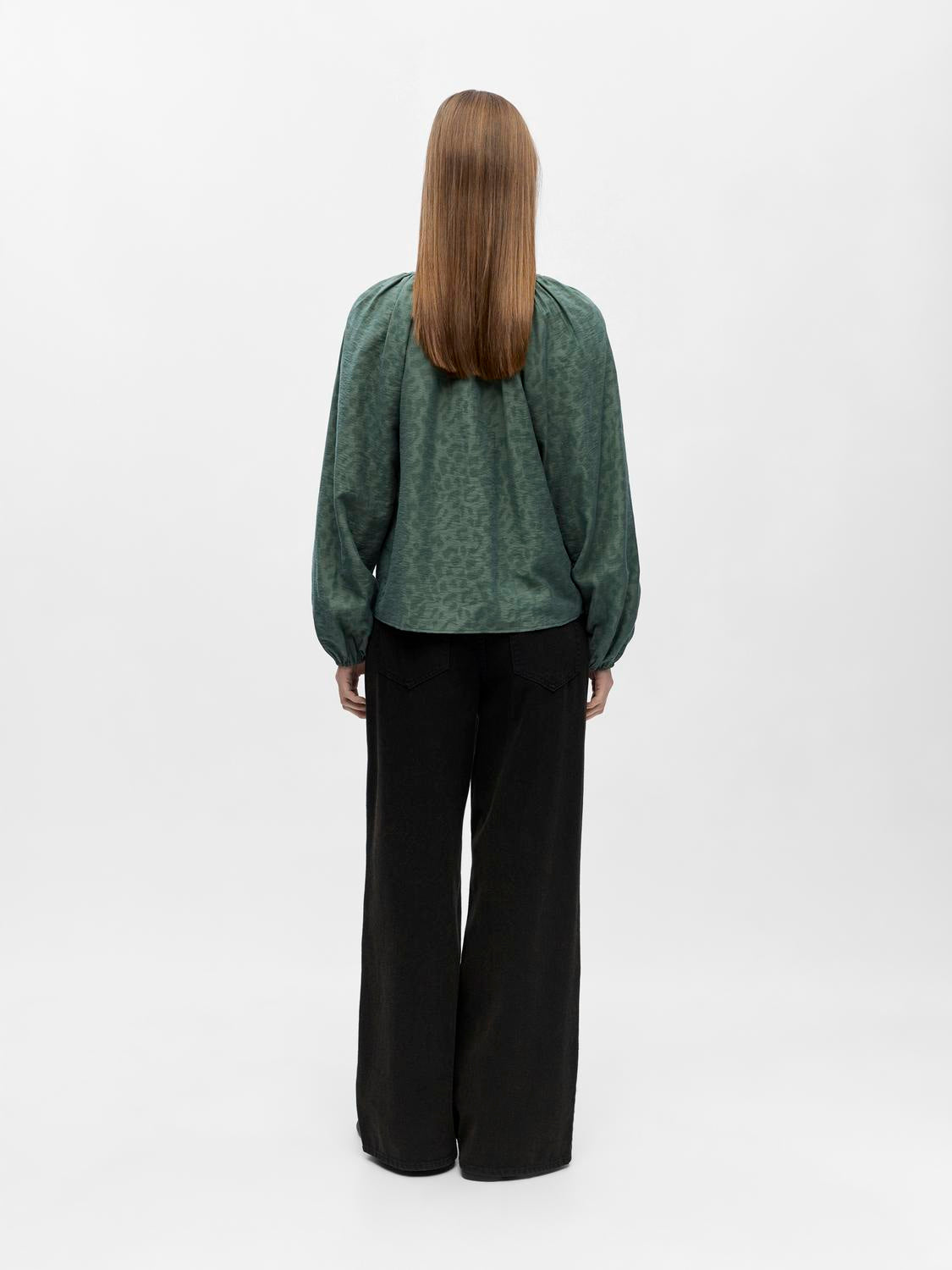 model_shot-back