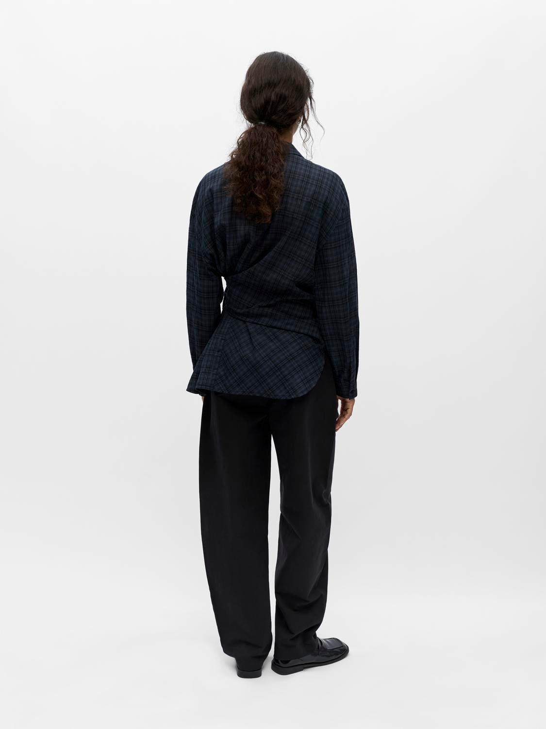 model_shot-back