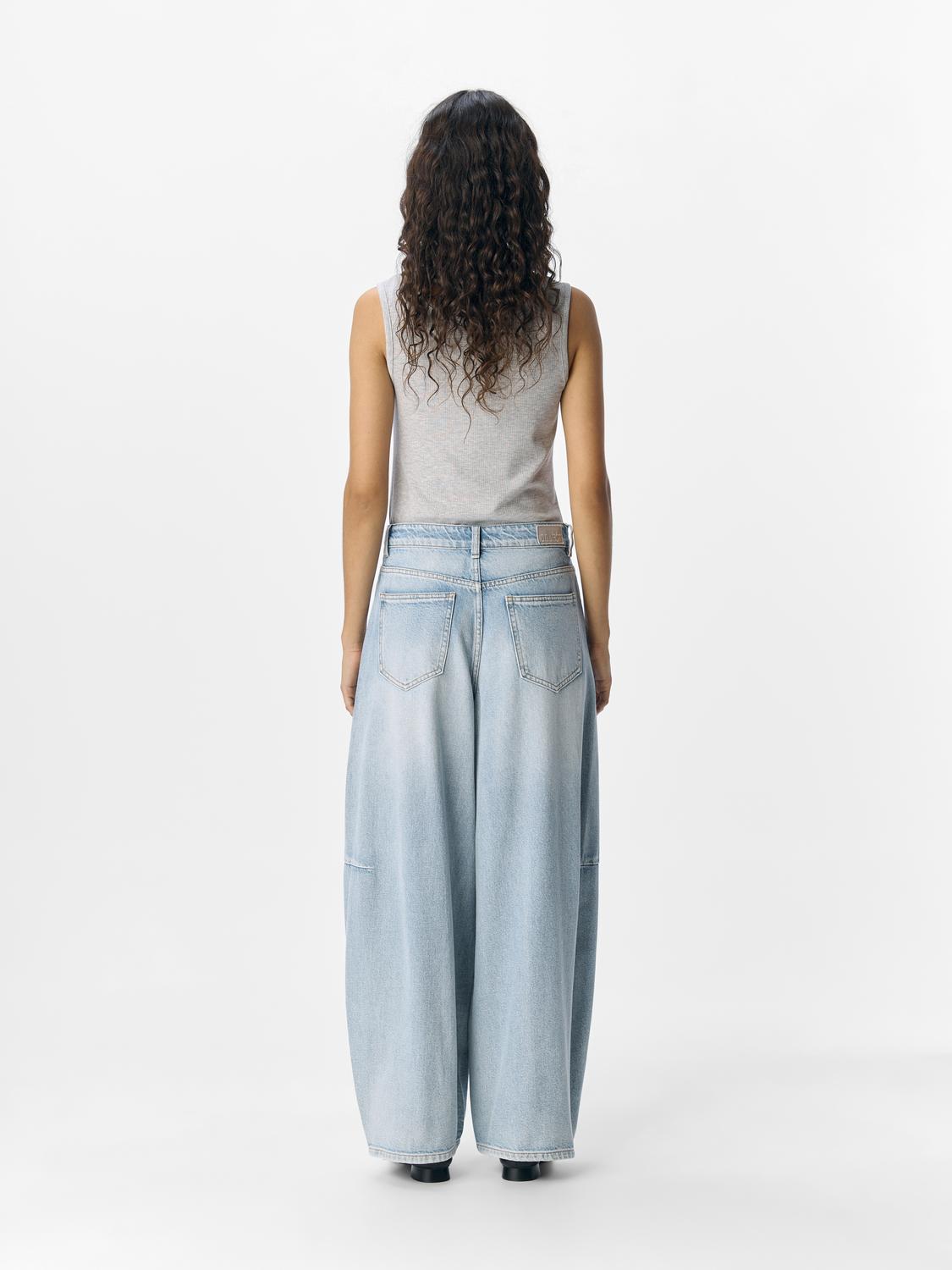 model_shot-back