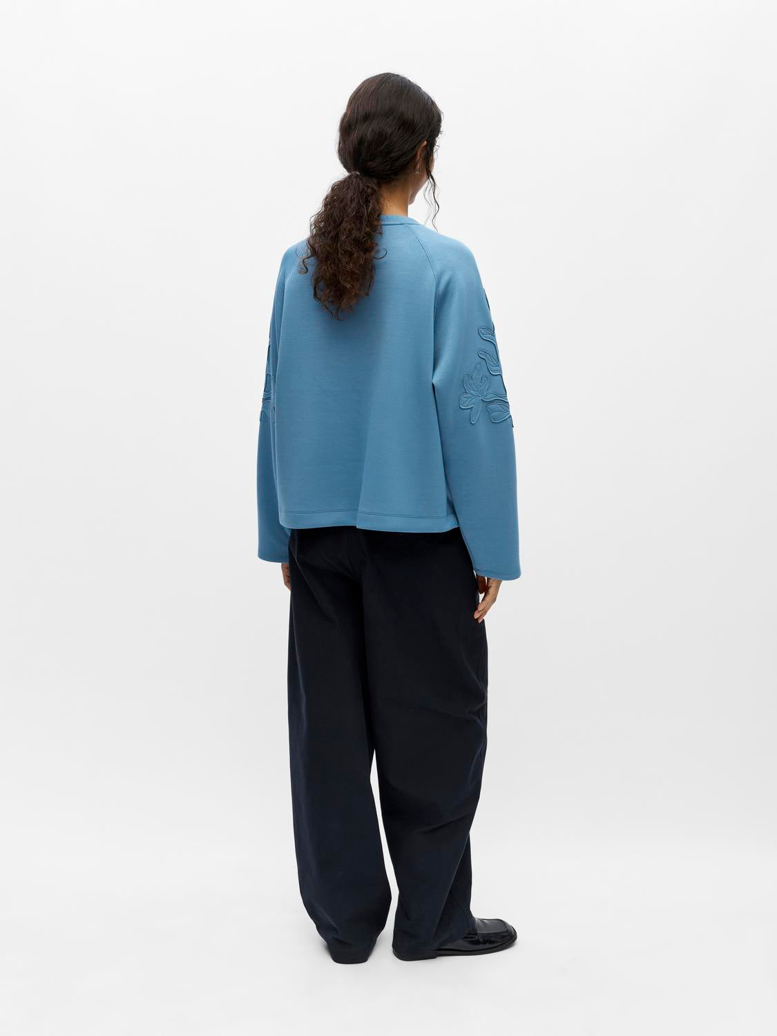 model_shot-back