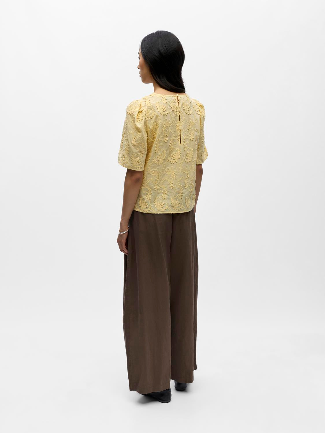 model_shot-back