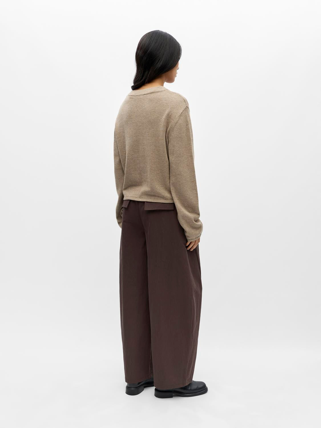 model_shot-back