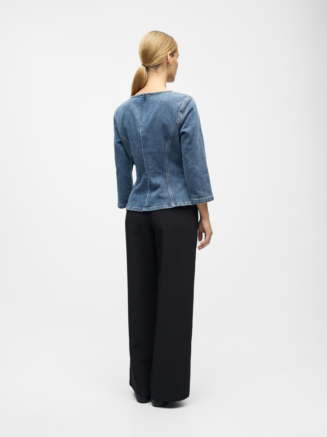 model_shot-back