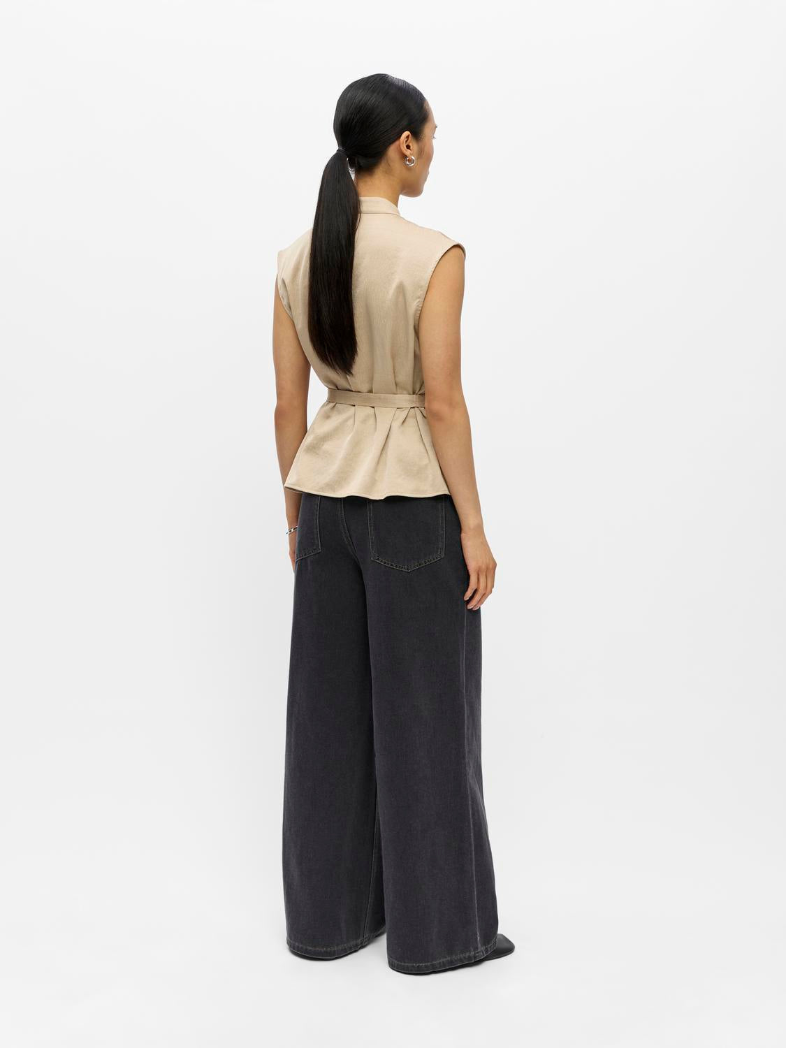 model_shot-back