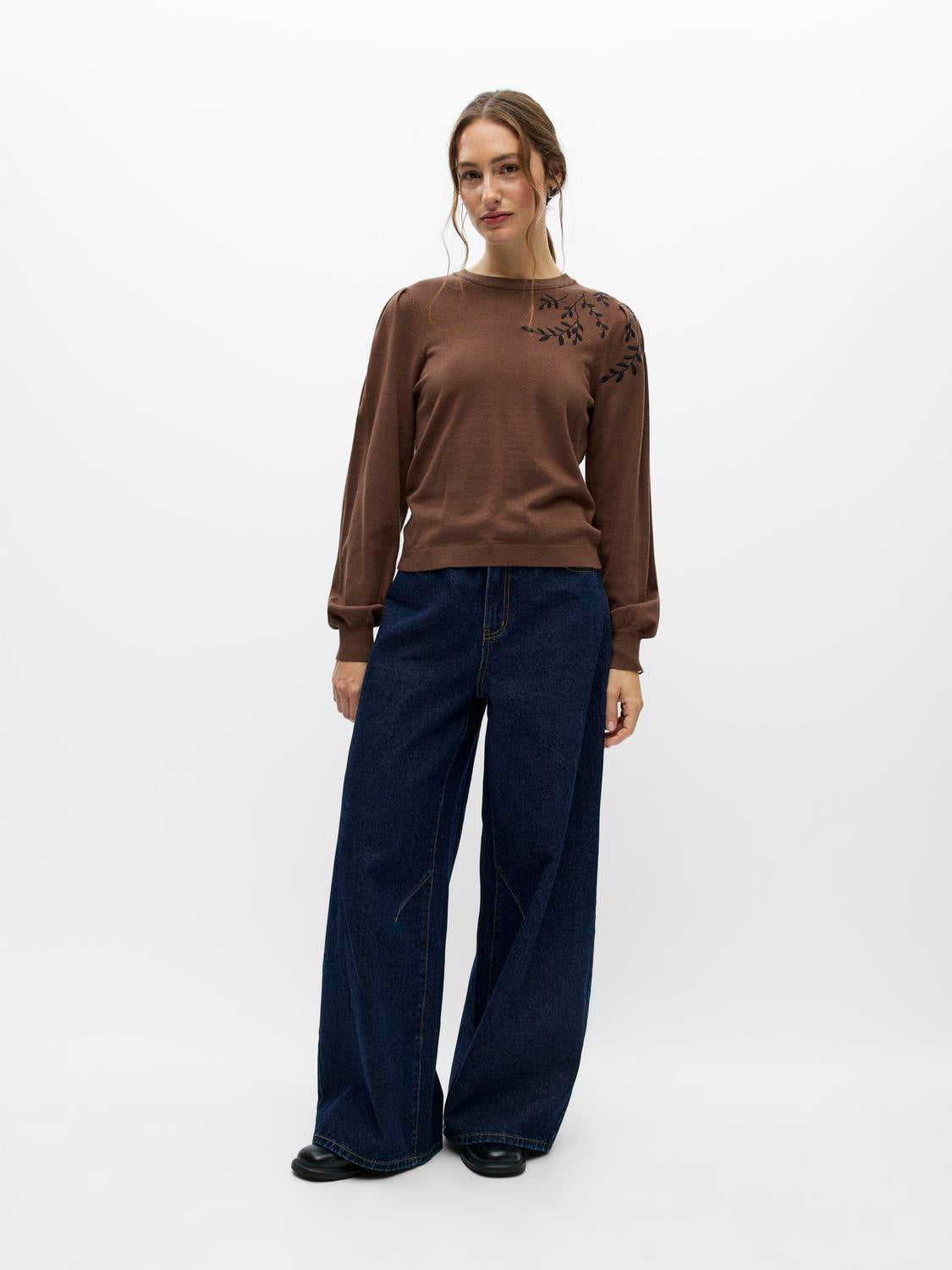 model_shot-front_full