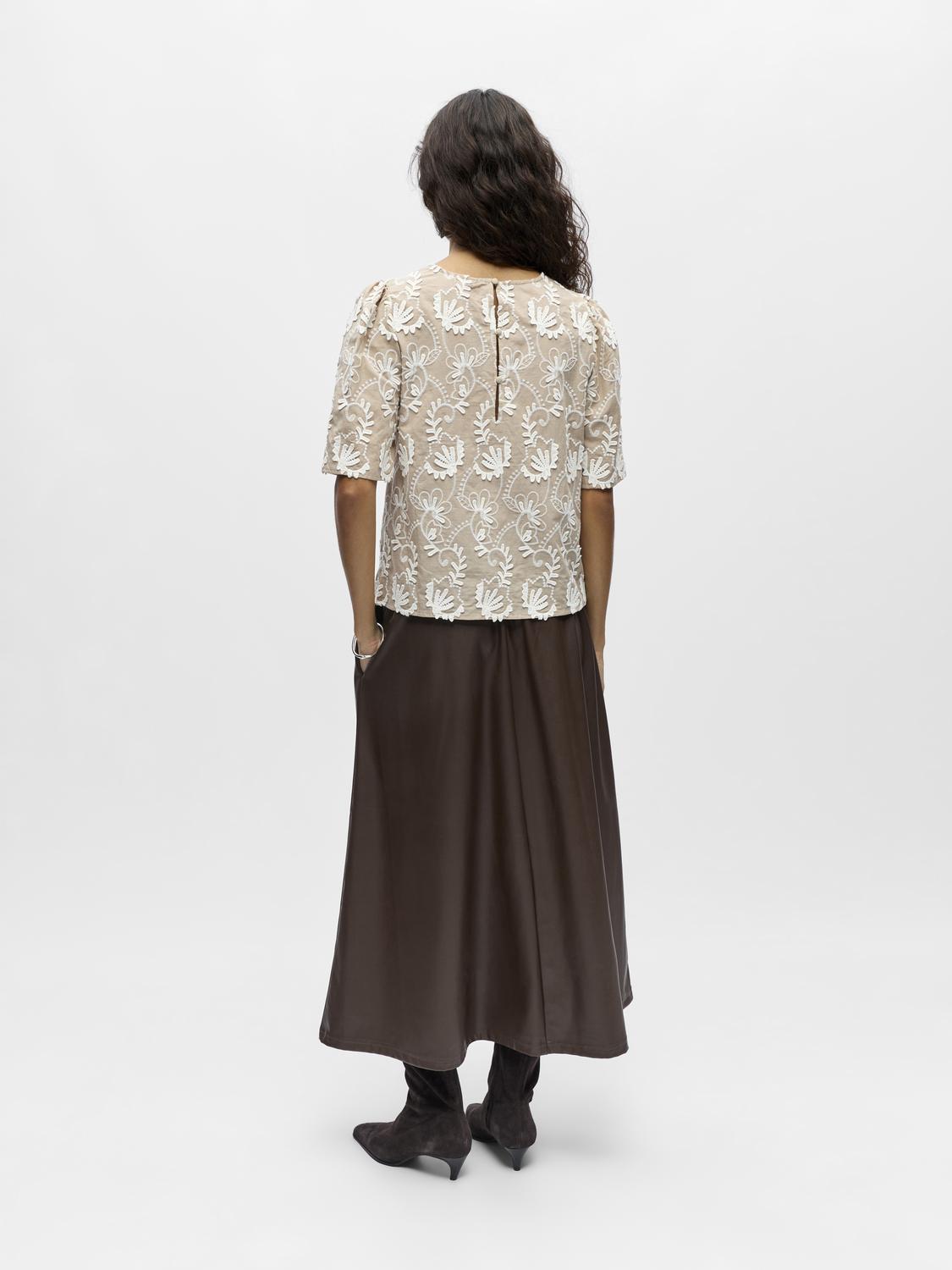model_shot-back