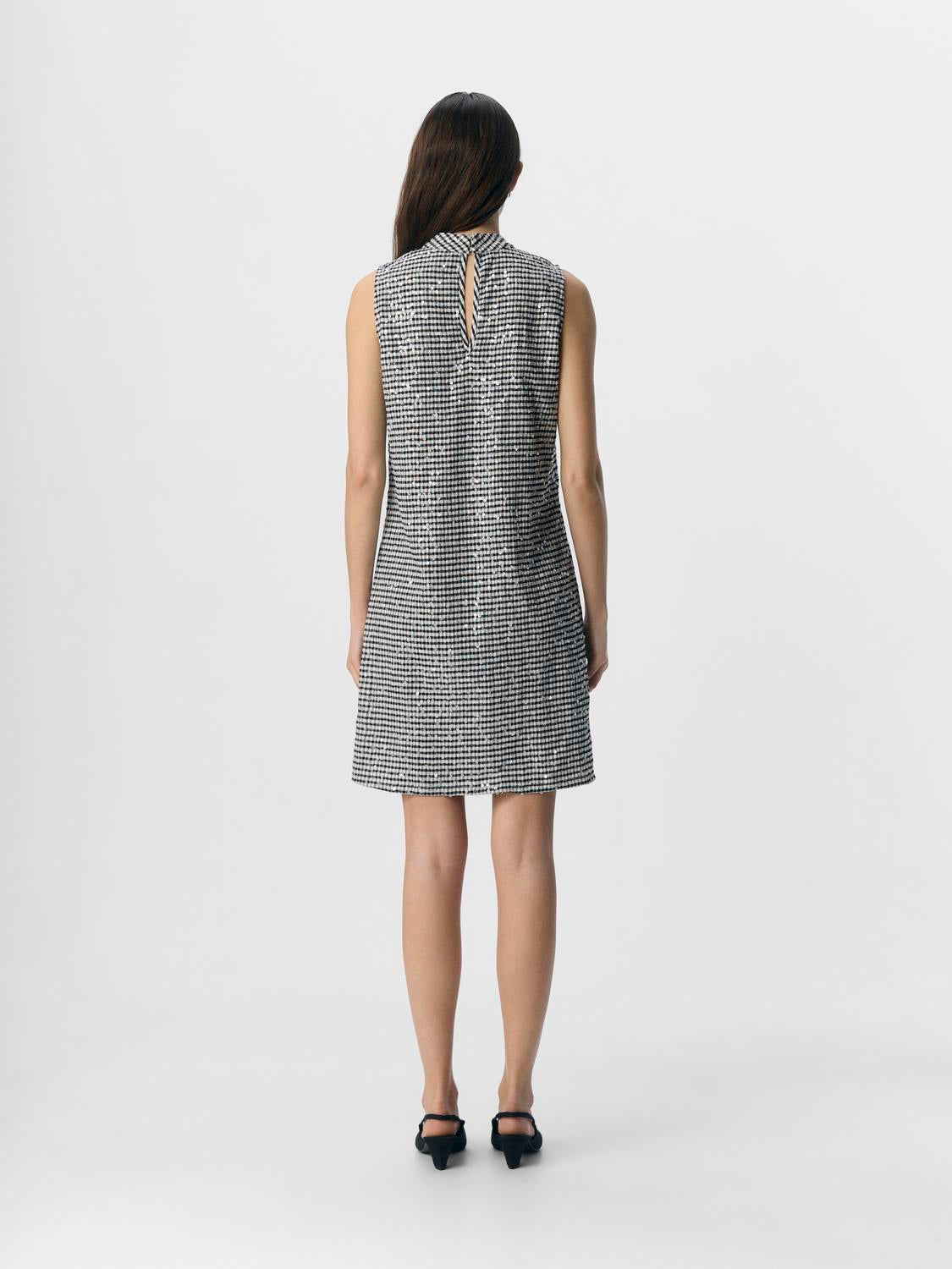 model_shot-back